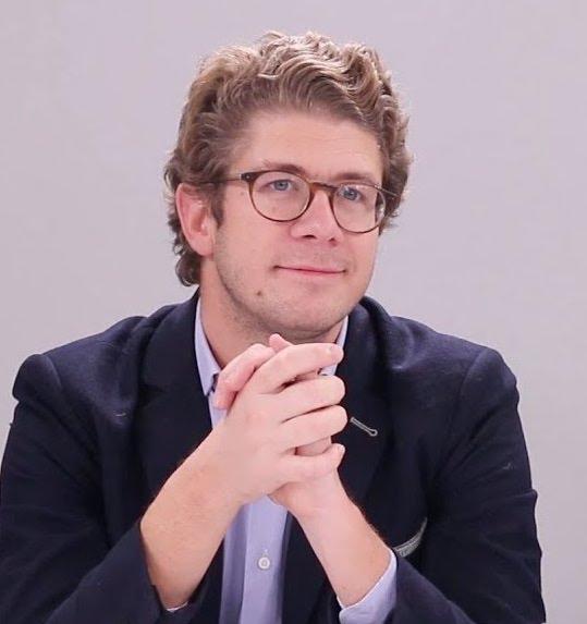 les-nouveaux-bureaux-mettez-les-pieds-sous-la-table