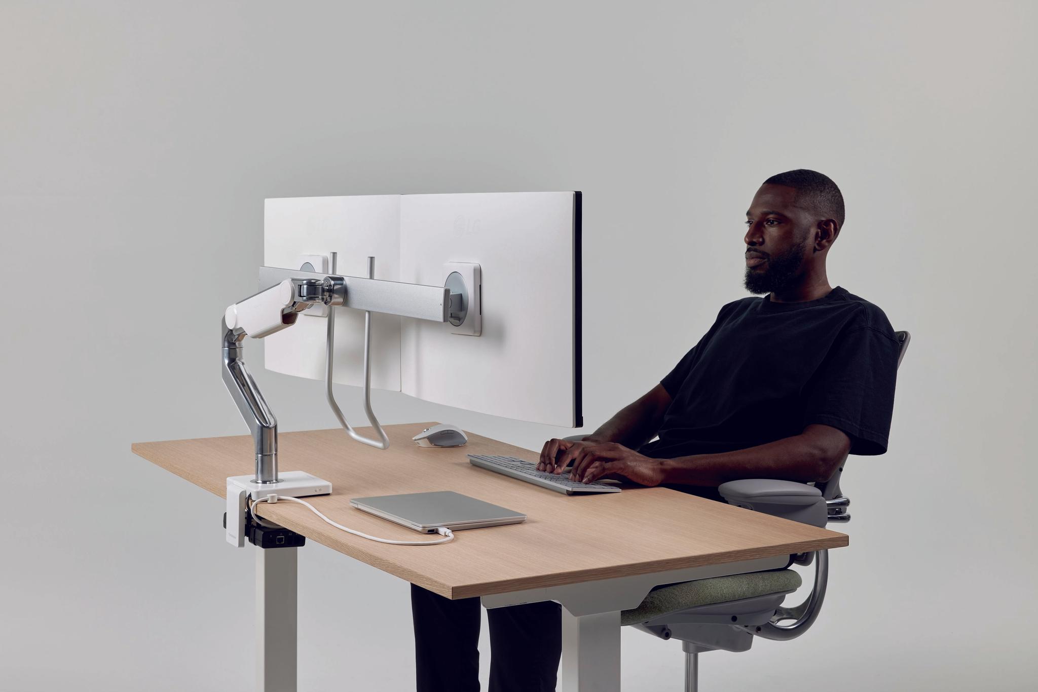 Les bras supports d’écran et stations intégrées